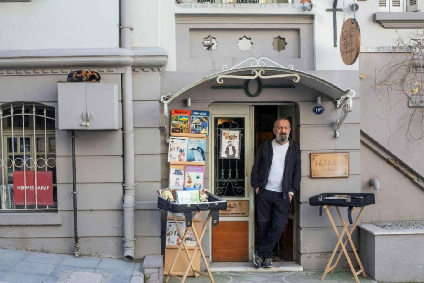 Umit Nar, un bouquiniste d'Izmir (ouest) est poursuivi en justice par la maison de luxe française Hermès qui veut lui interdire d'utiliser le nom du dieu grec pour son échoppe. © MERT CAKIR