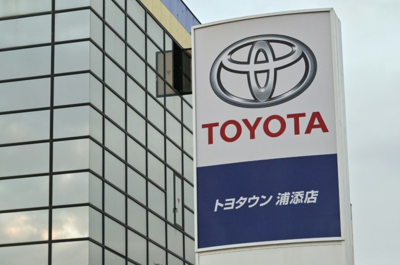 Photo du logo de Toyota chez un concessionnaire de la marque à Okinawa (sud-ouest du Japon) le 30 janvier 2024 © Richard A. Brooks