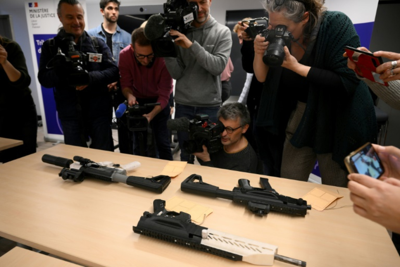 Des armes réalisées avec des imprimantes 3D saisies par la police présentées à la presse par le procureur de Marseille, le 5 février 2024 © Nicolas TUCAT