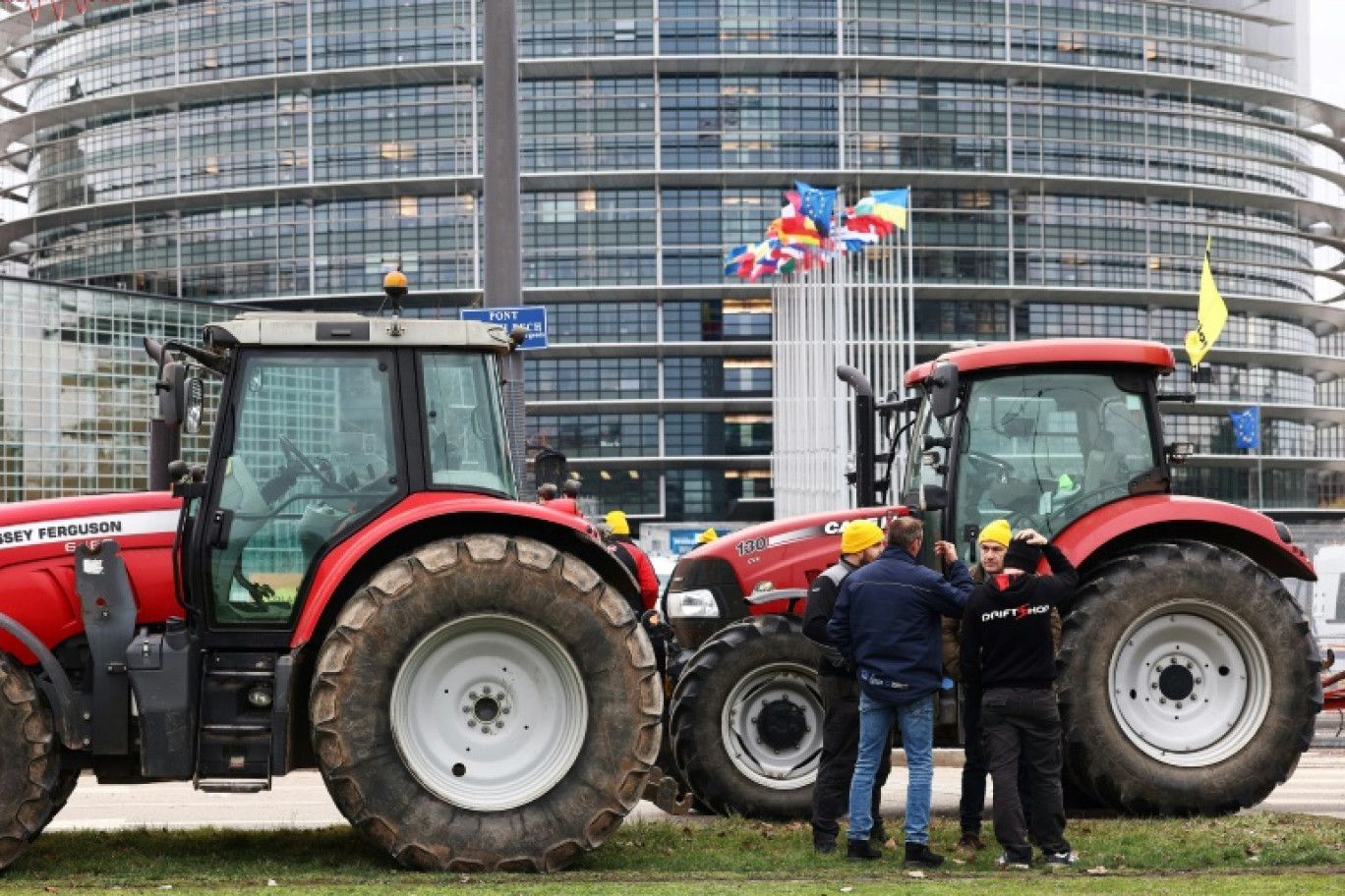 Des agriculteurs avec leurs tracteurs manifestent contre les nouvelles techniques génomiques dans le cadre d'une vague de protestation à travers l'Europe, devant le Parlement européen à Strasbourg, dans l'est de la France, le 6 février 2024 © FREDERICK FLORIN