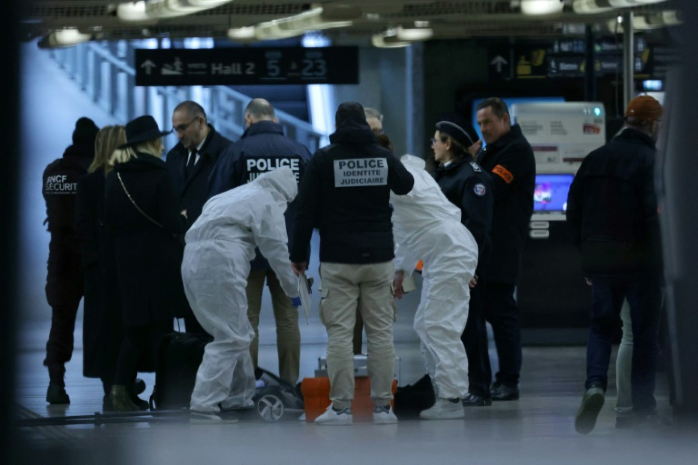 Des policiers et des experts de la police scientifique sur les lieux d'une attaque à la gare de Lyon, le 3 février 2024 à Paris © Thomas SAMSON