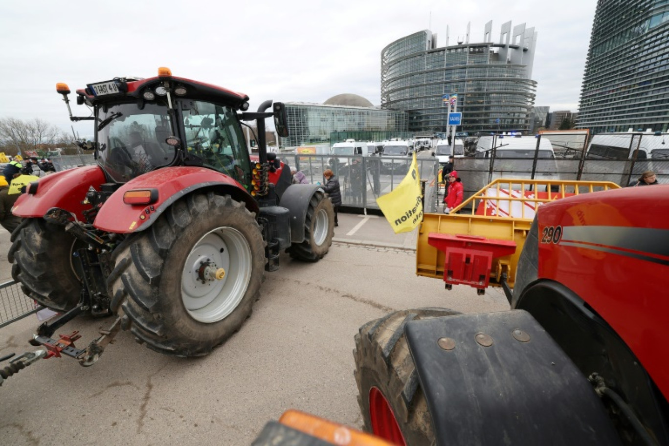 Des agriculteurs manifestent devant le Parlement européen le 6 février 2024 à Strasbourg © FREDERICK FLORIN