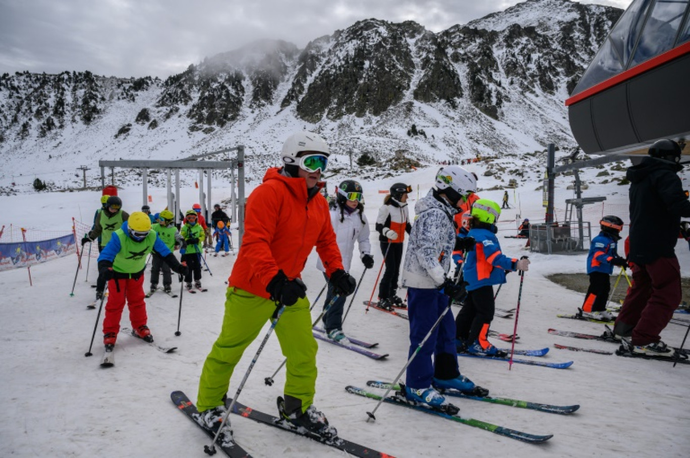 Des skieurs dans la station de Porté-Puymorens, dans les Pyrénées-Orientales, le 3 janvier 2024 © Ed JONES