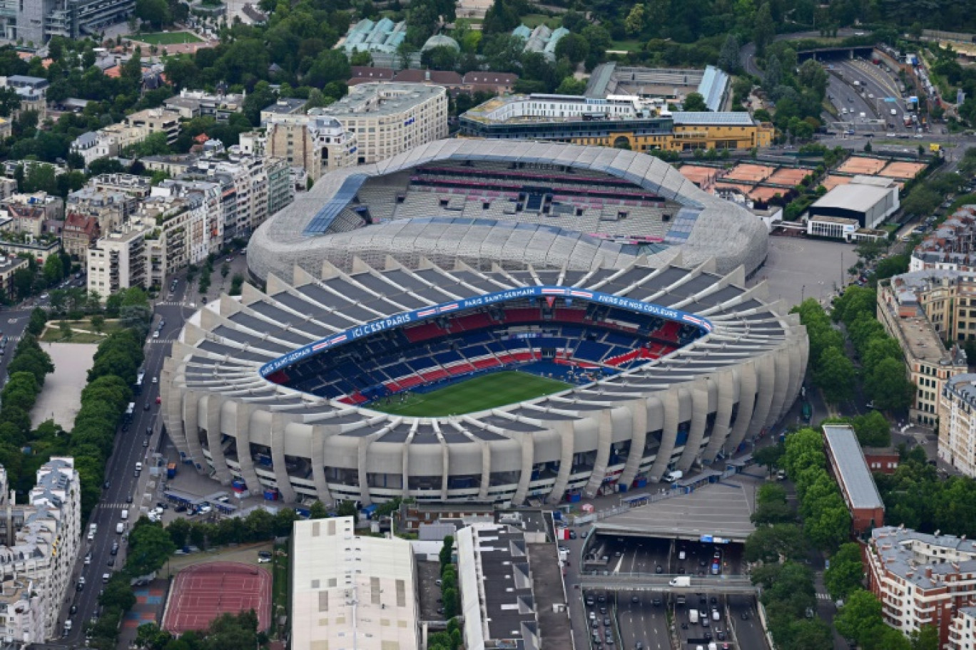 Vue aérienne du stade du Parc des Princes (bas) et du stade Jean Bouin (haut), le 11 juillet 2023 à Paris © Emmanuel DUNAND