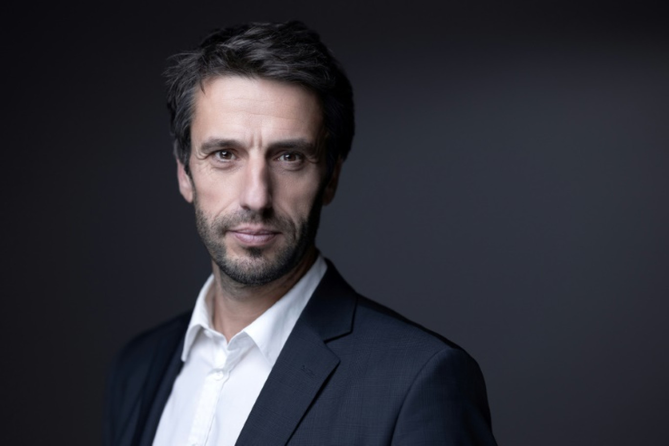 Le président du Comité d'organisation des Jeux olympiques et paralympiques de Paris 2024, Tony Estanguet, pose lors d'une séance photo au Palais Brongniart où il assiste à la sixième édition du Forum de Paris sur la paix, le 11 novembre 2023 © JOEL SAGET