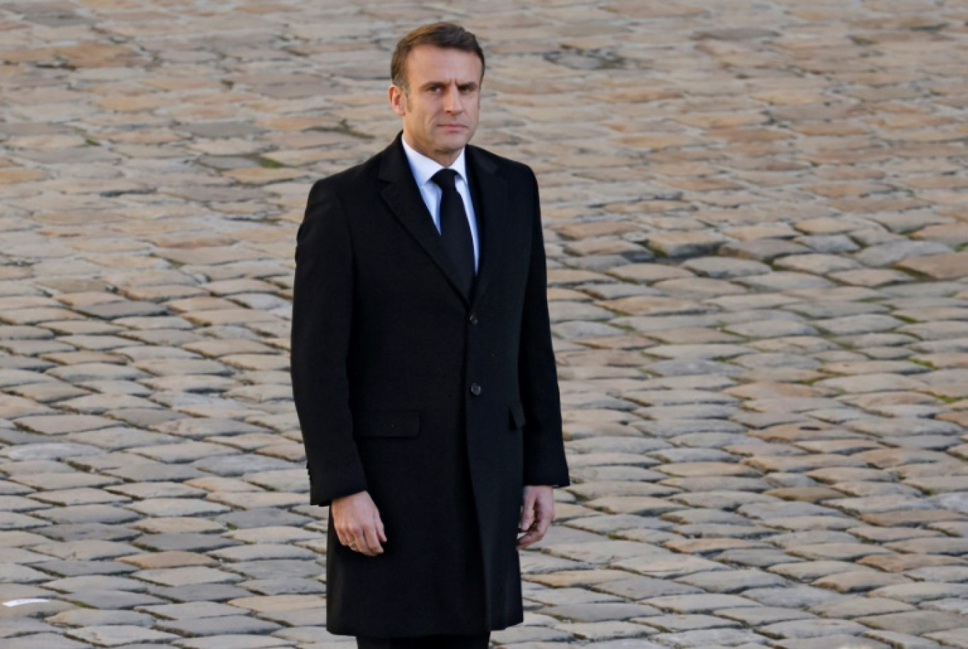 Le président français arrive dans la cour des Invalides, à Paris, le 5 janvier 2024 © Ludovic MARIN