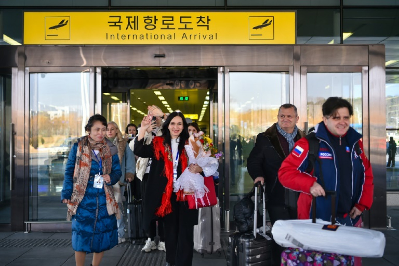 Des touristes russes arrivent à l'aéroport international de Pyongyang, le 9 février 2024 en Corée du Nord © KIM Won Jin