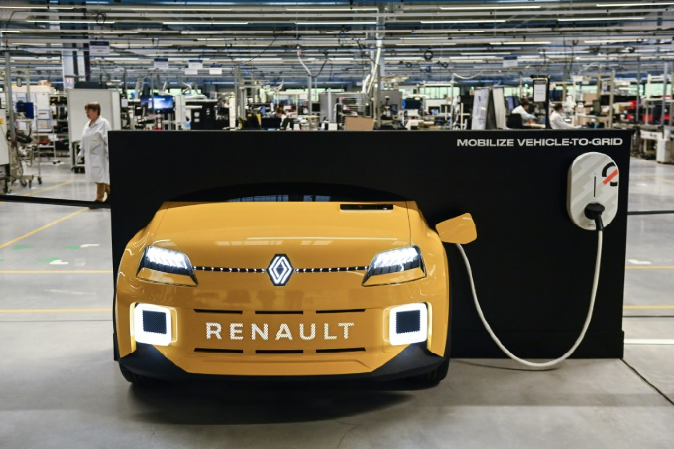 Une borne de recharge véhicule-réseau (V2G) Mobil Powerbox reliée à une voiture Renault à l'usine de Lacroix, à Beaupreau-en Mauges dans le Maine-et-Loire, le 8 févrioer 2024 © Sebastien SALOM-GOMIS