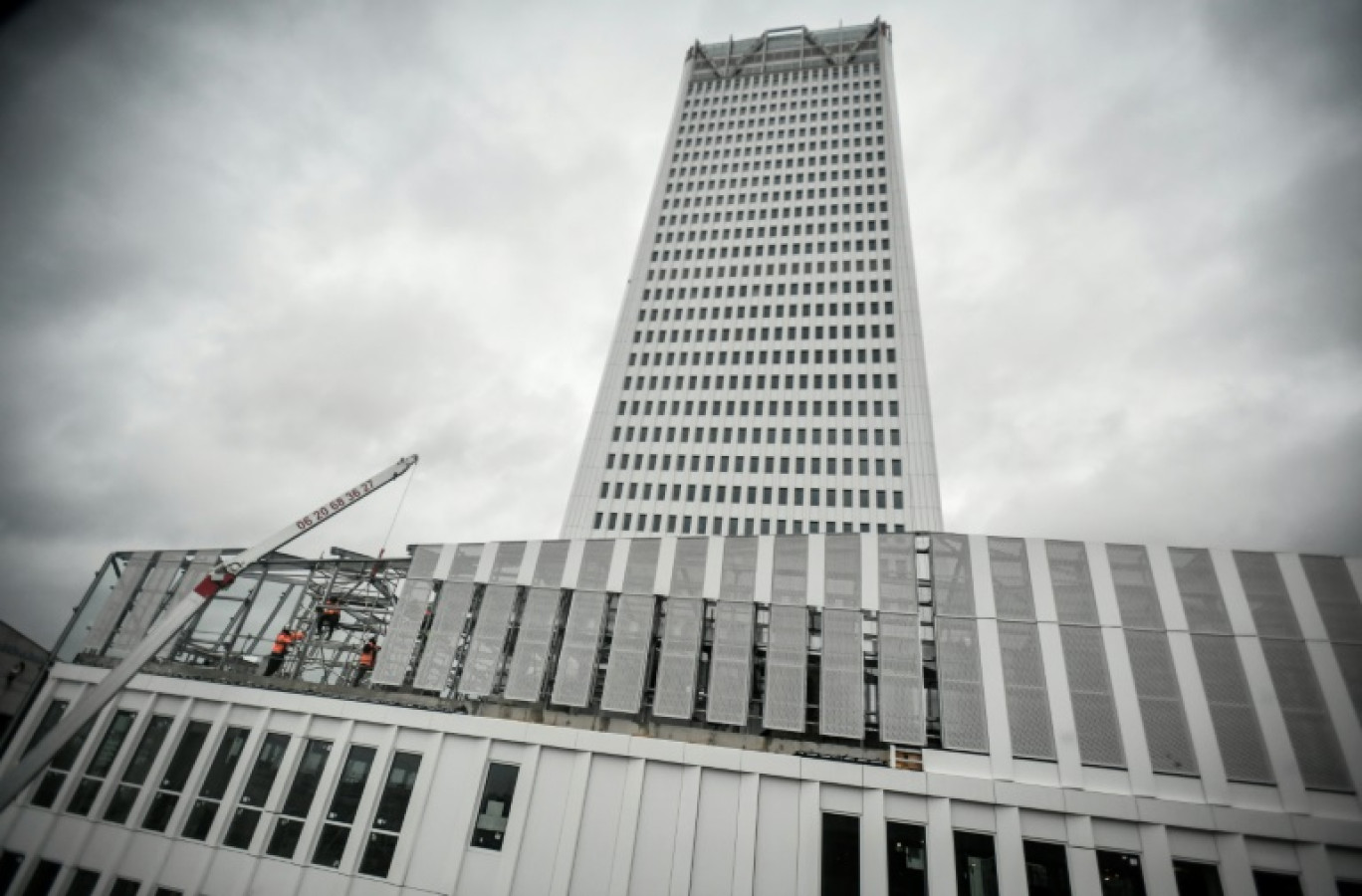 Vue partielle de la Tour Pleyel, ancien immeuble de bureaux en travaux pour être transformé en hôtel quatre étoiles, le 7 février 2024 à Saint-Denis, en Seine-Saint-Denis © STEPHANE DE SAKUTIN