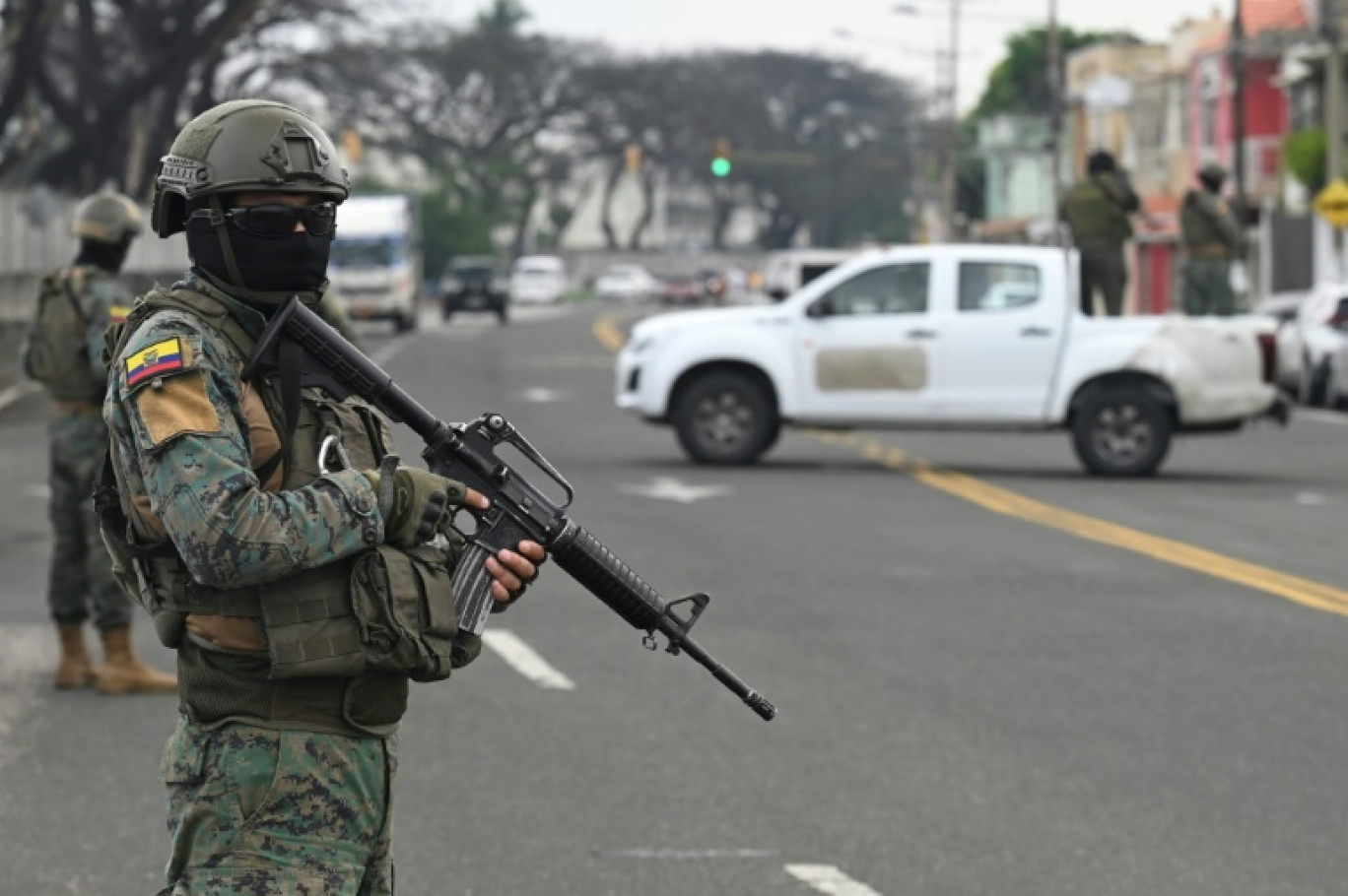 Des soldats montent la garde autour de la base aérienne Simon Bolivar à Guayaquil, en Equateur, le 19 janvier 2024 © Marcos Pin