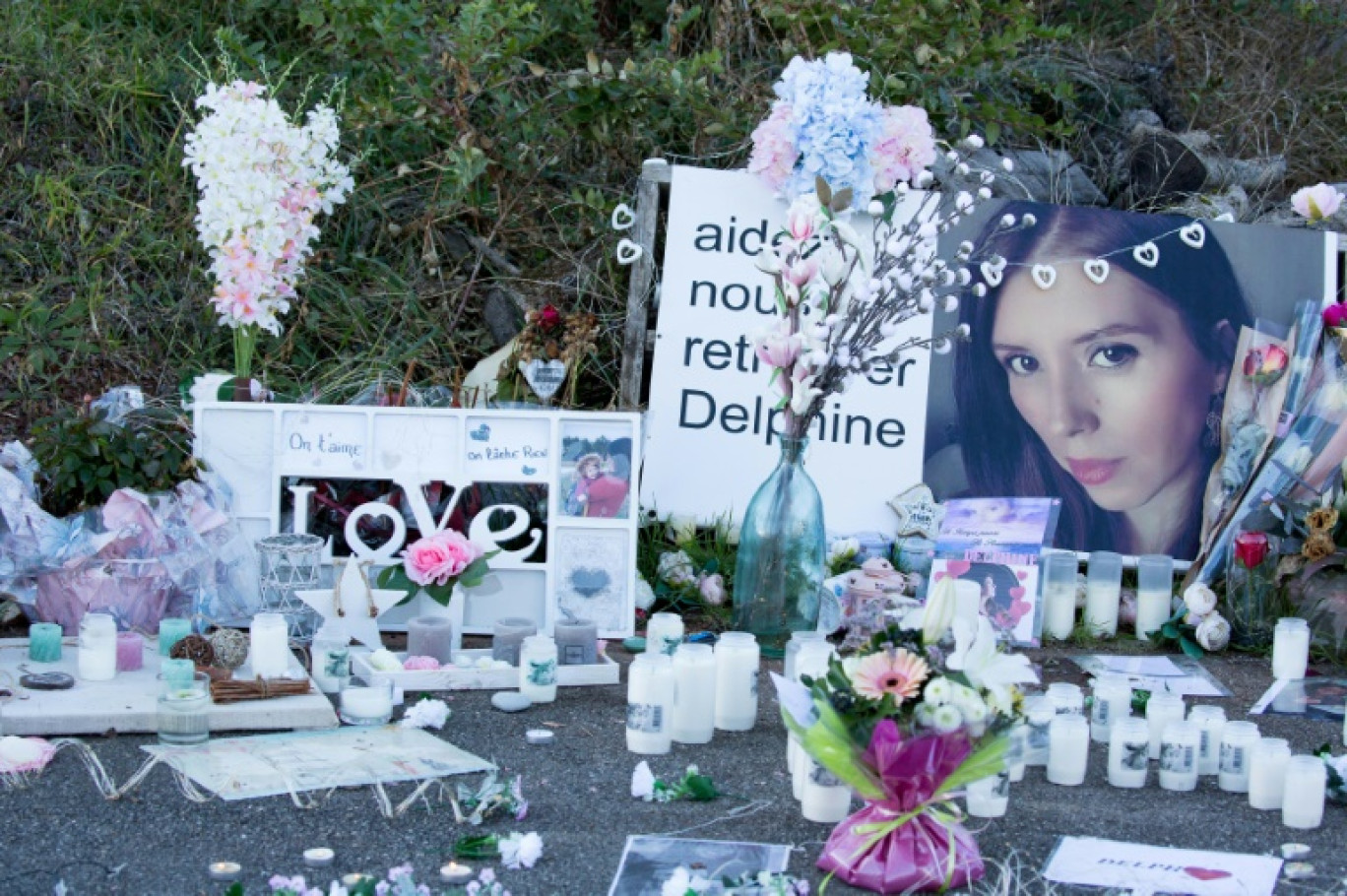 Un mémorial improvisé devant la maison de Delphine Jubillar à Cagnac-les-Mines, le 19 décembre 2021 dans le Tarn © FRED SCHEIBER