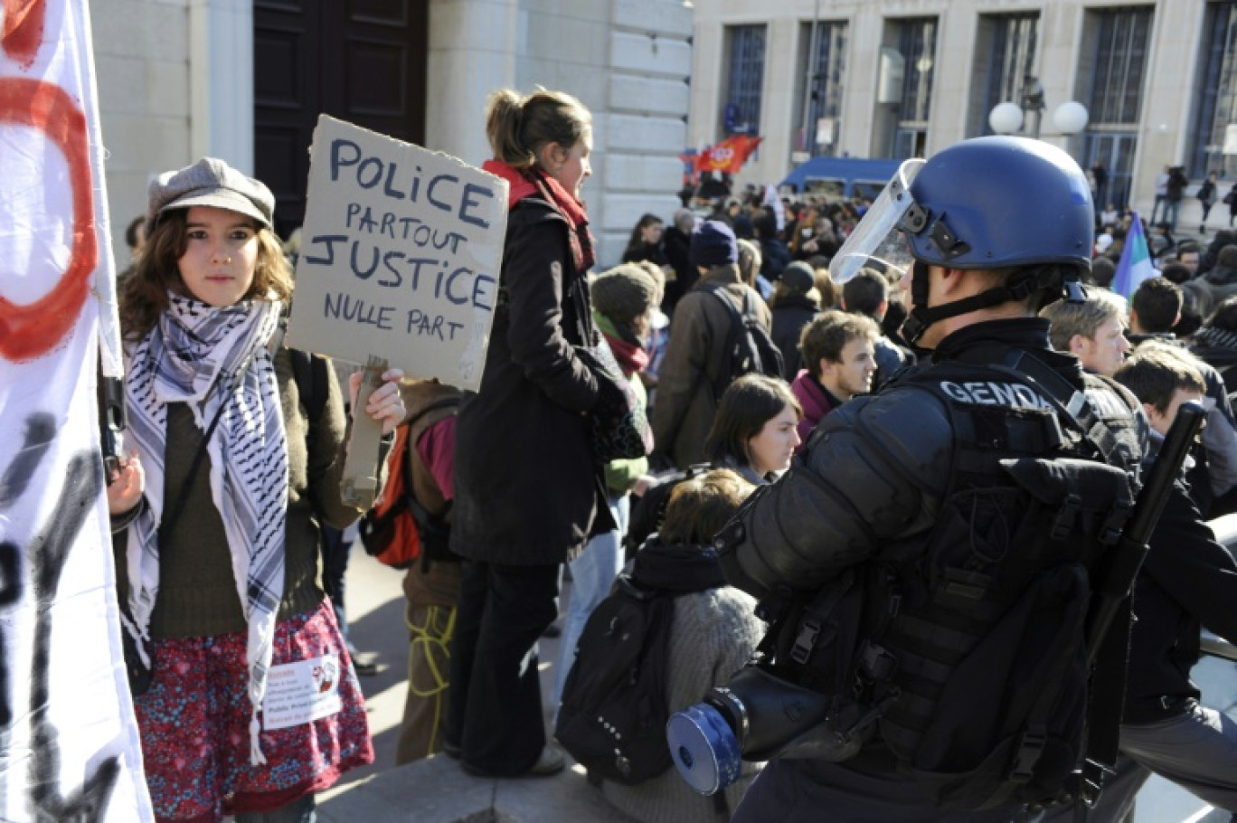 Des manifestants face à la police lors des mobilisations contre la réforme des retraites, à Lyon, le 21 octobre 2010 © PHILIPPE DESMAZES