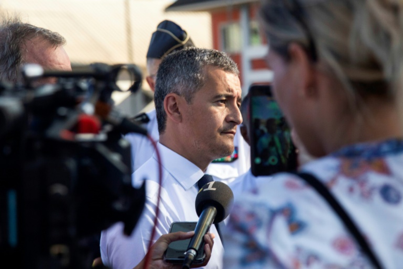 Le ministre de l'Intérieur Gérald Darmanin (c) en visite à Mayotte, le 24 juin 2023 © Chafion MADI