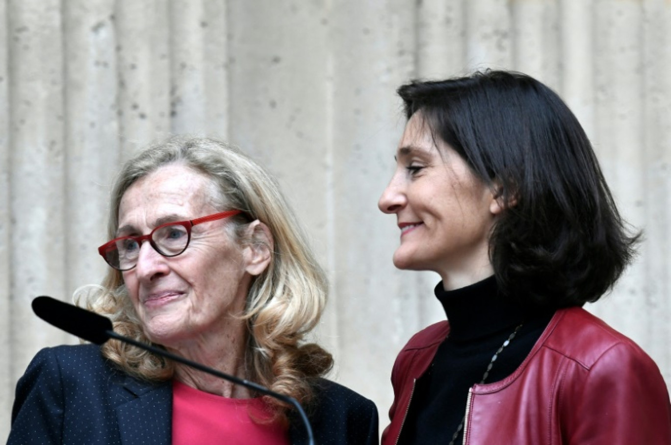 La nouvelle ministre de l'Education Nicole Belloubet (gauche) et la ministre des Sports Amélie Oudéa-Castéra (droite), lors de la cérémonie de passation de pouvoir, Paris le 9 janvier 2024 © STEPHANE DE SAKUTIN