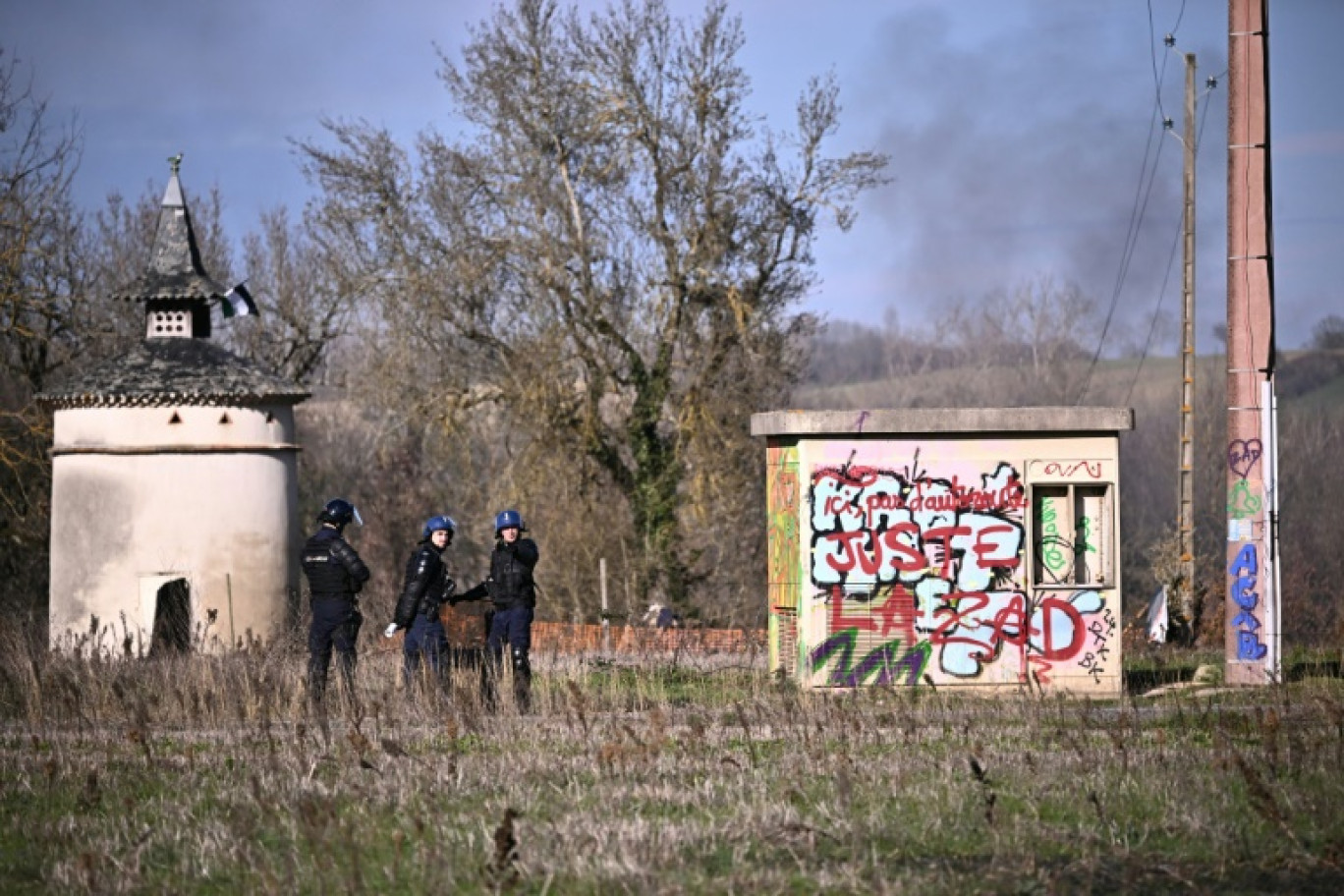 La militante écologiste suédoise Greta Thunberg (c) participe à une manifestation contre la construction de l'autoroute A69, le 10 février 2024 à Saïx, dans le Tarn © Lionel BONAVENTURE