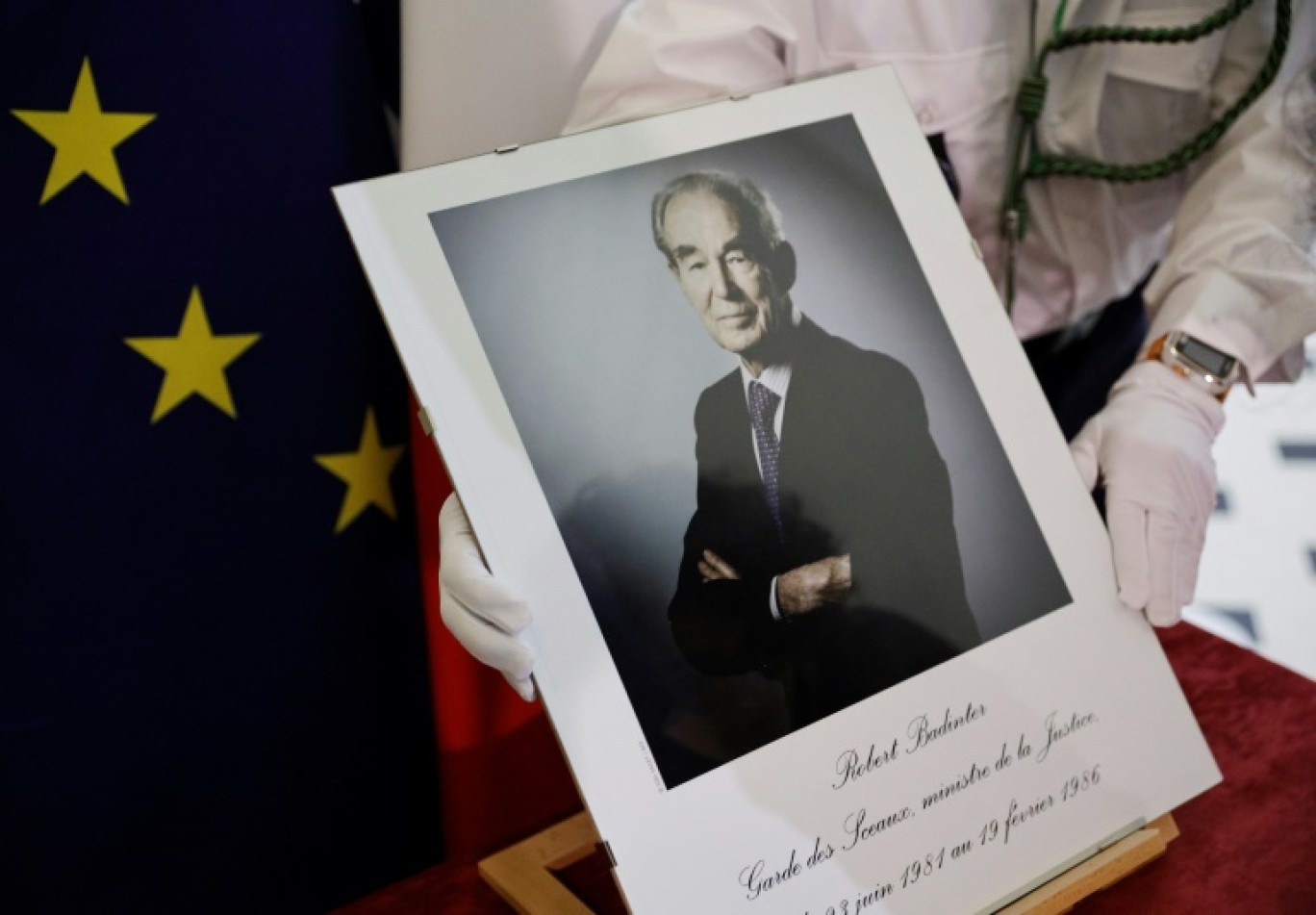 Un portrait de Robert Badinter placé au ministère de la Justice en hommage à l'ancien garde des Sceaux, le 9 février 2024 à Paris © GEOFFROY VAN DER HASSELT