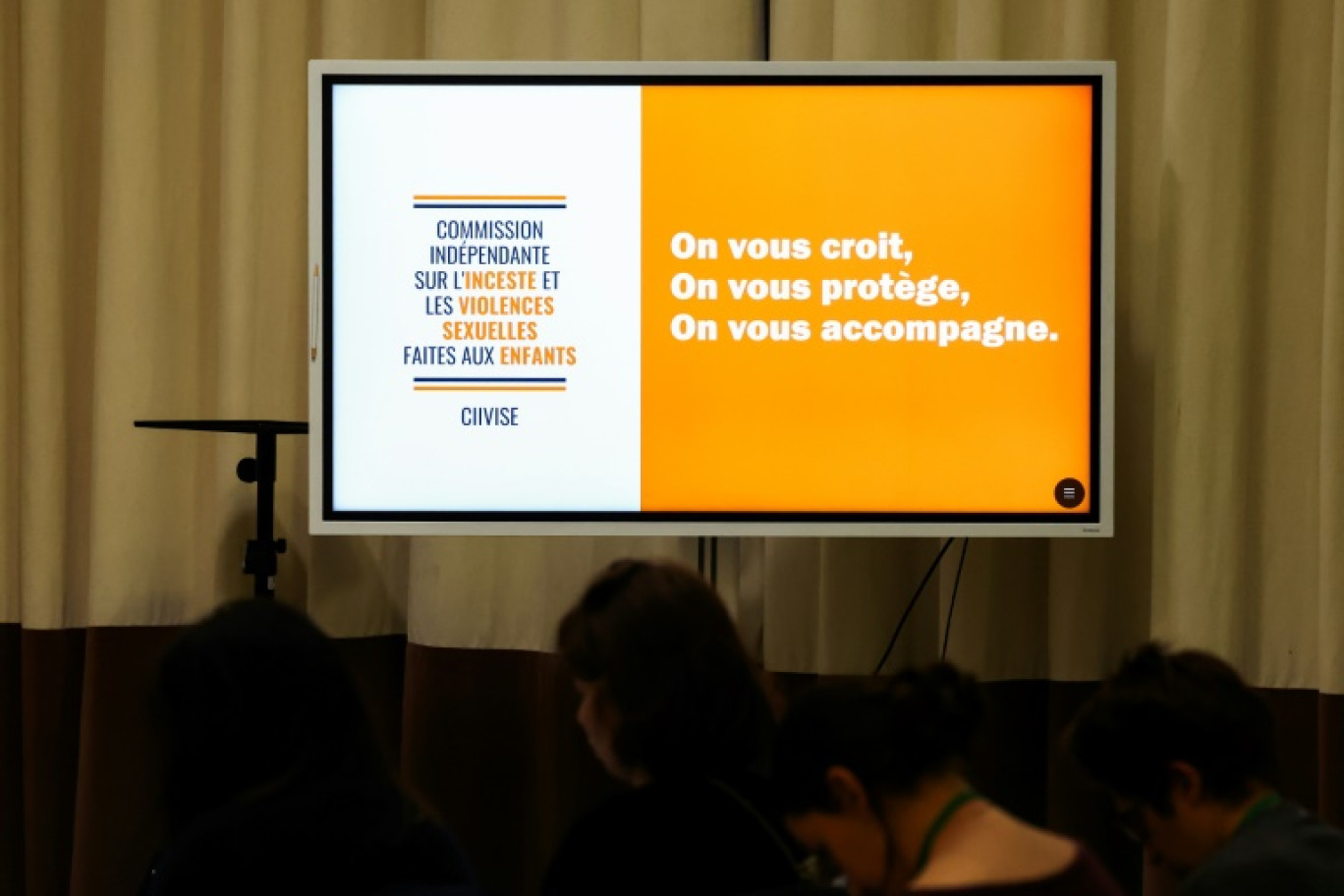 un écran affiche le message "Nous croyons en vous, nous vous protégeons, nous vous soutenons", lors d'une conférence de presse pour présenter la feuille de route et les nouveaux responsables de la Ciivise, le 5 février 2024 à Paris © Emmanuel Dunand