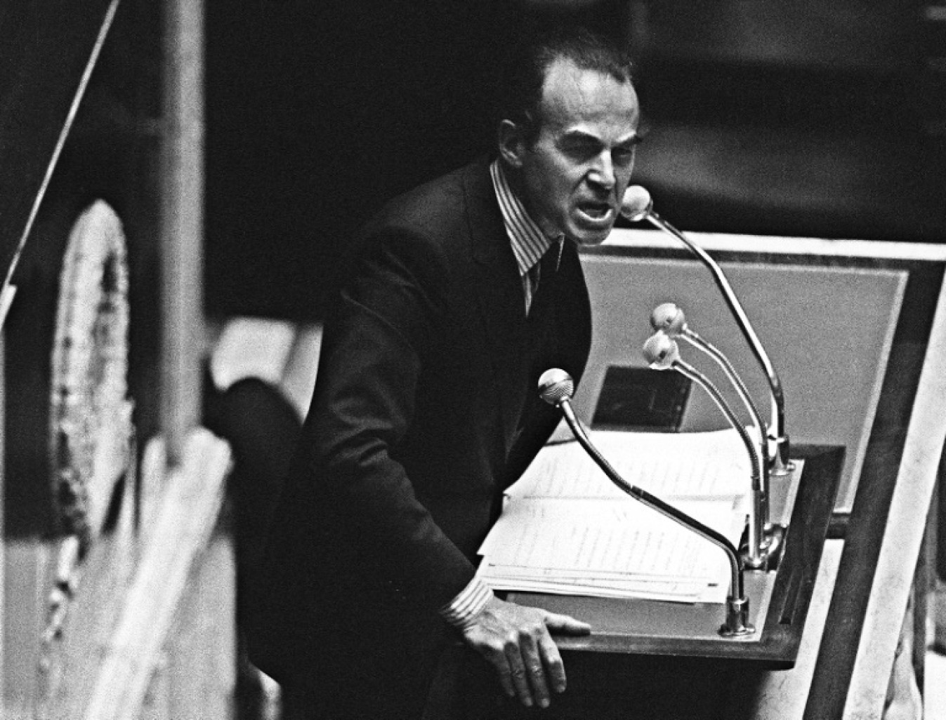 Robert Badinter à la tribune de l'Assemblée nationale lors de son discours contre la peine de mort, le 17 septembre 1981 © DOMINIQUE FAGET