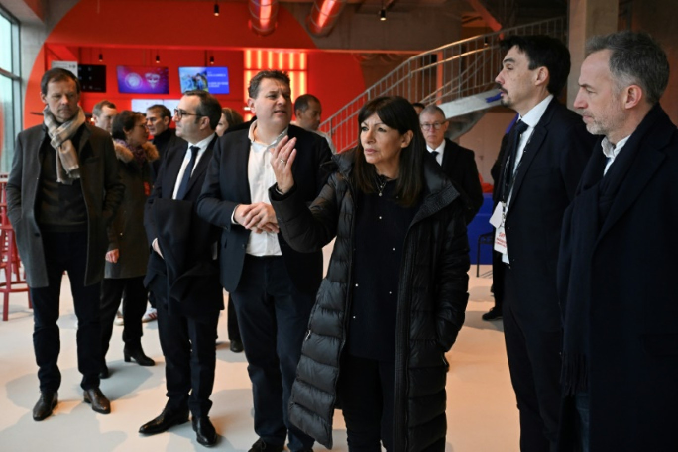 La maire socialiste de Paris Anne Hidalgo (C) lors de l'inauguration de l'Arena qui accueillera des épreuves olympiques cet été, le 11 février 2024 à Paris © MIGUEL MEDINA