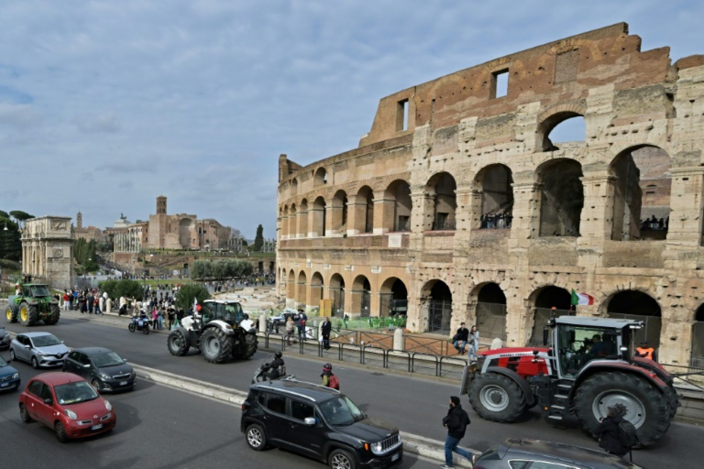 Des agriculteurs à bord de leurs tracteurs devant le Colisée, le 9 février 2024 à Rome © Andreas SOLARO