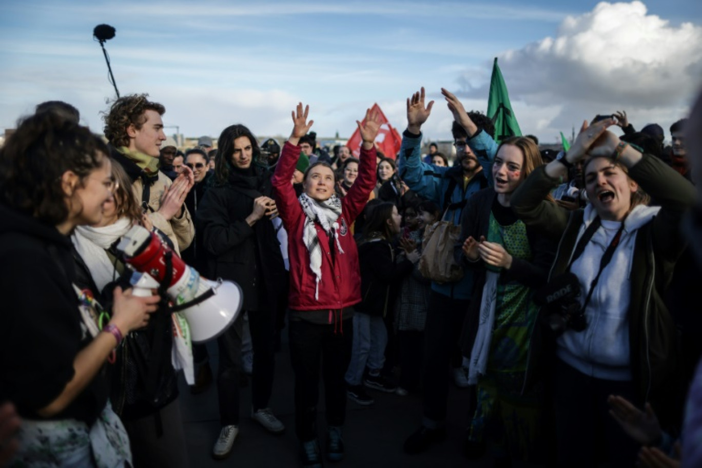 La militante écologiste Greta Thunberg dans un cortège de manifestants réclamant l'arrêt d'un projet de huit nouveaux forages pétroliers près d'Arcachon, le 11 février 2024 à Bordeaux © Thibaud MORITZ