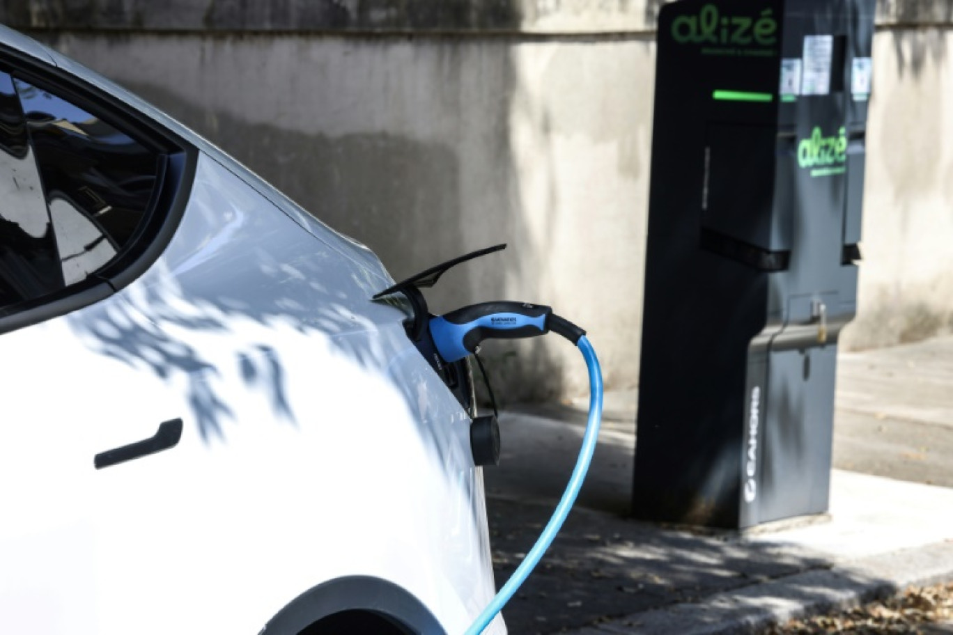 L'Etat a décidé de mettre fin à l'édition 2024 du "leasing social", dispositif permettant aux moins aisés d'accéder à une voiture électrique pour 100 euros par mois © CHARLY TRIBALLEAU