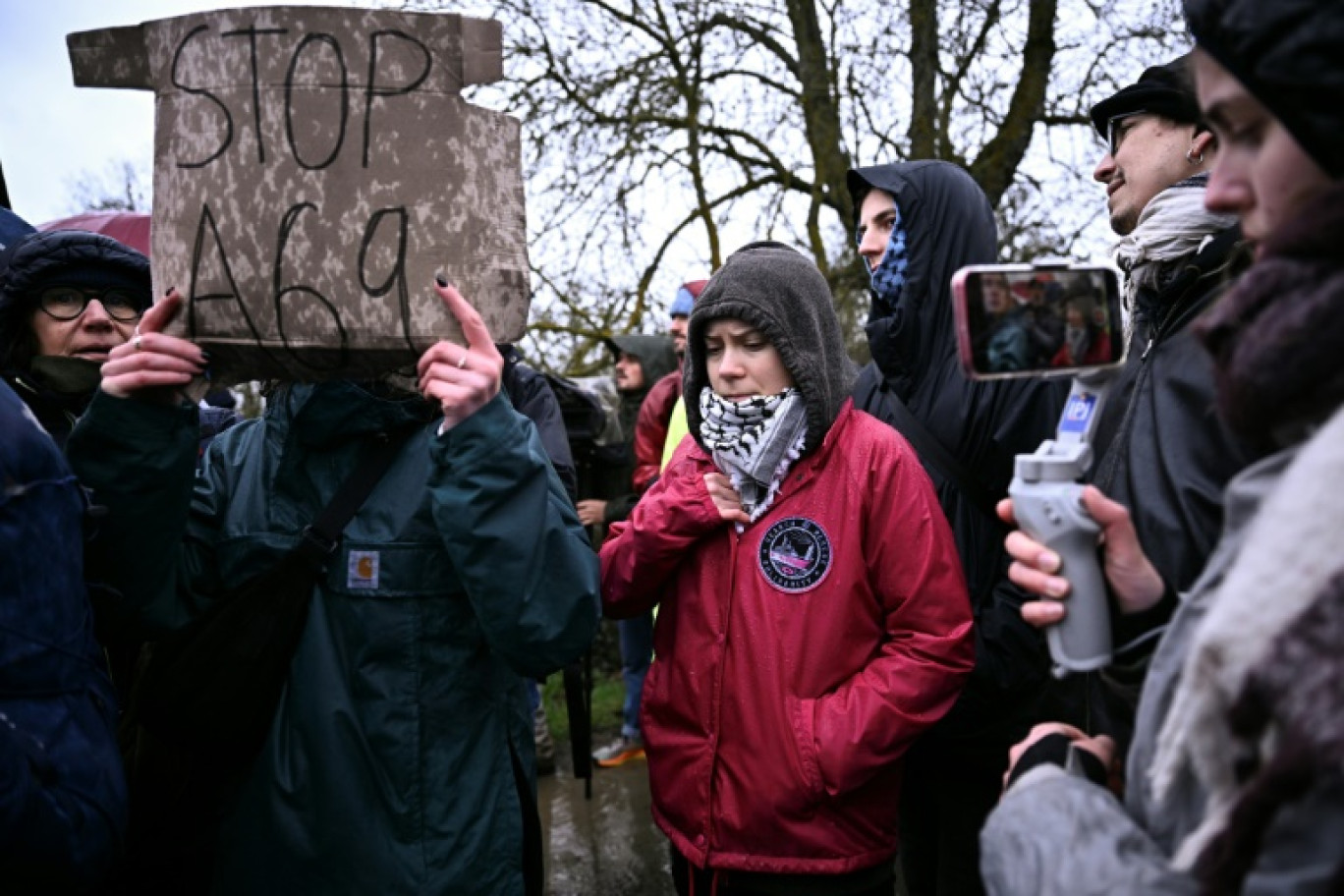 La militante écologiste suédoise Greta Thunberg (c) participe à une manifestation contre la construction de l'autoroute A69, le 10 février 2024 à Saïx, dans le Tarn © Lionel BONAVENTURE