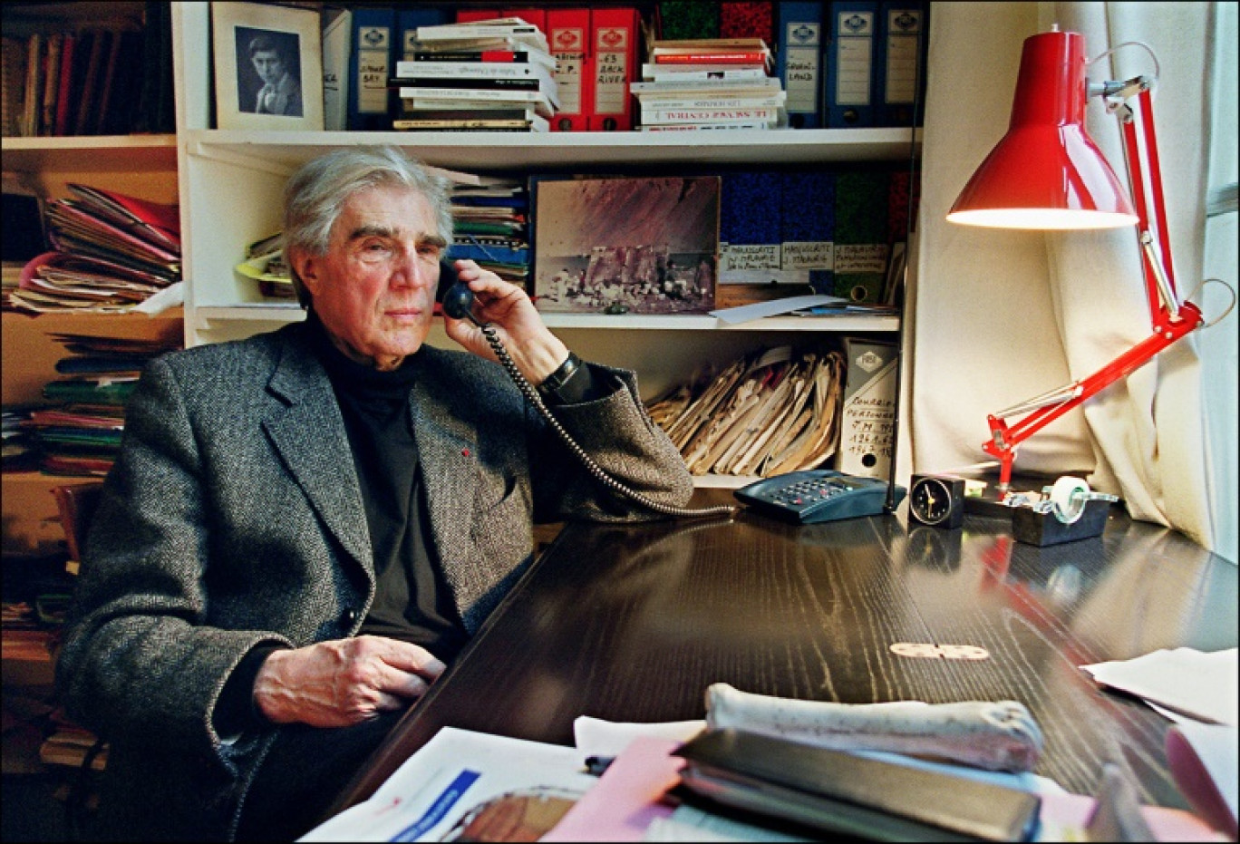 L'ethnologue Jean Malaurie, spécialiste du Grand Nord, dans son bureau le 3 mai 2001 à Paris © Pierre Andrieu