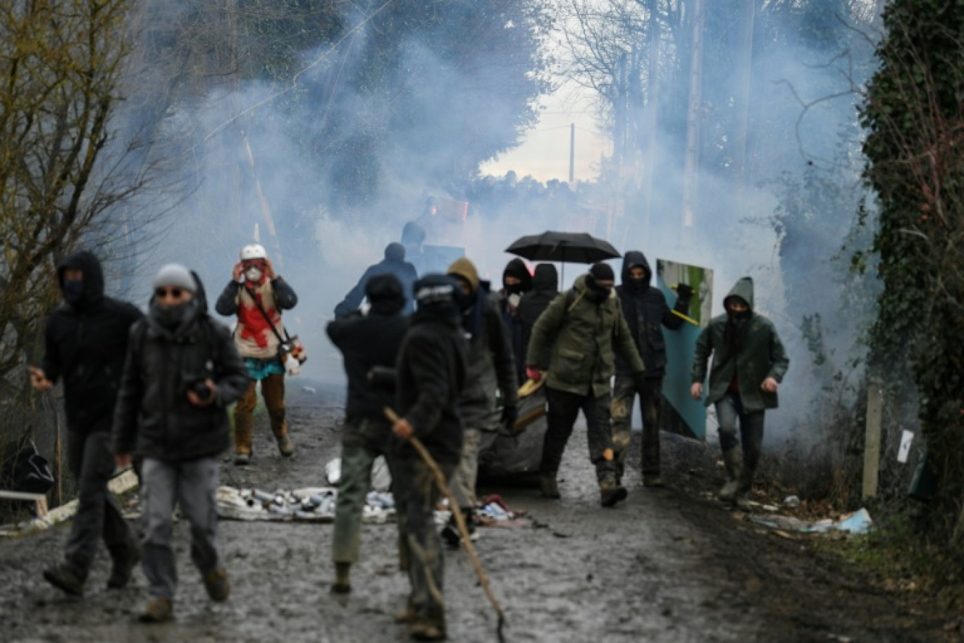 Des gaz lacrymogènes sont tirés par des gendarmes pour déloger les opposants à la construction de l'autoroute A69 d'une zone proche du camp Crem'Arbre "Zone à défendre" (ZAD) à Saix, le 11 février 2024 dans le Tarn © Valentine CHAPUIS