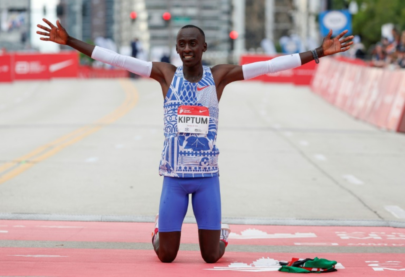 Le Kényan Kelvin Kiptum célèbre sa victoire et son record du monde au marathon de Chicago, le 8 octobre 2023 dans l'Illinois © KAMIL KRZACZYNSKI