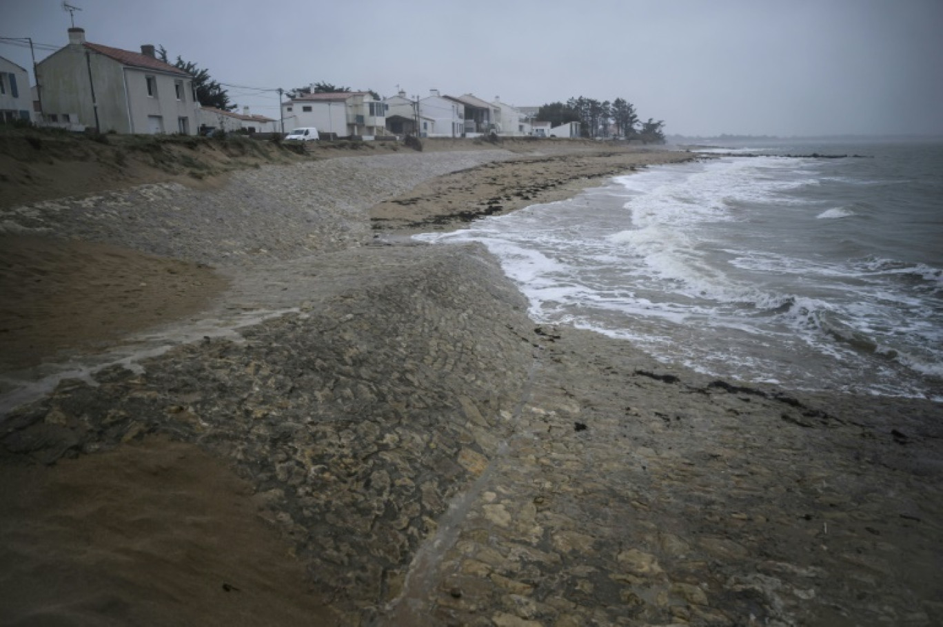 Un mur de protection datant du XIXe siècle pour protéger les habitations des flots à La Guérinière, à Noirmoutier en Vendée, le 7 février 2024 © LOIC VENANCE