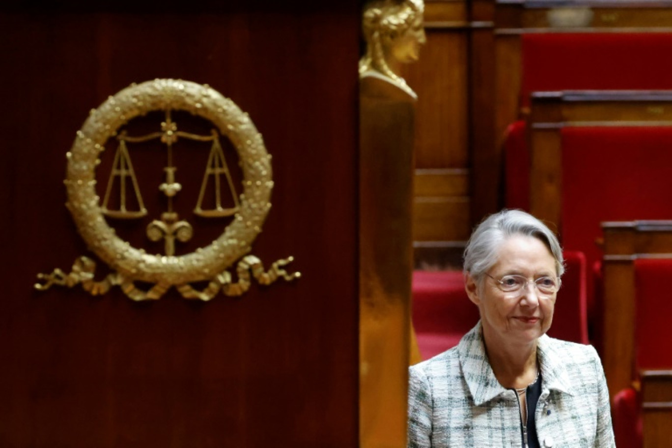 Elisabeth Borne (gauche) présente sur le banc des ministres à l'Assemblée nationale, le 4 décembre 2023 à Paris © Ludovic MARIN