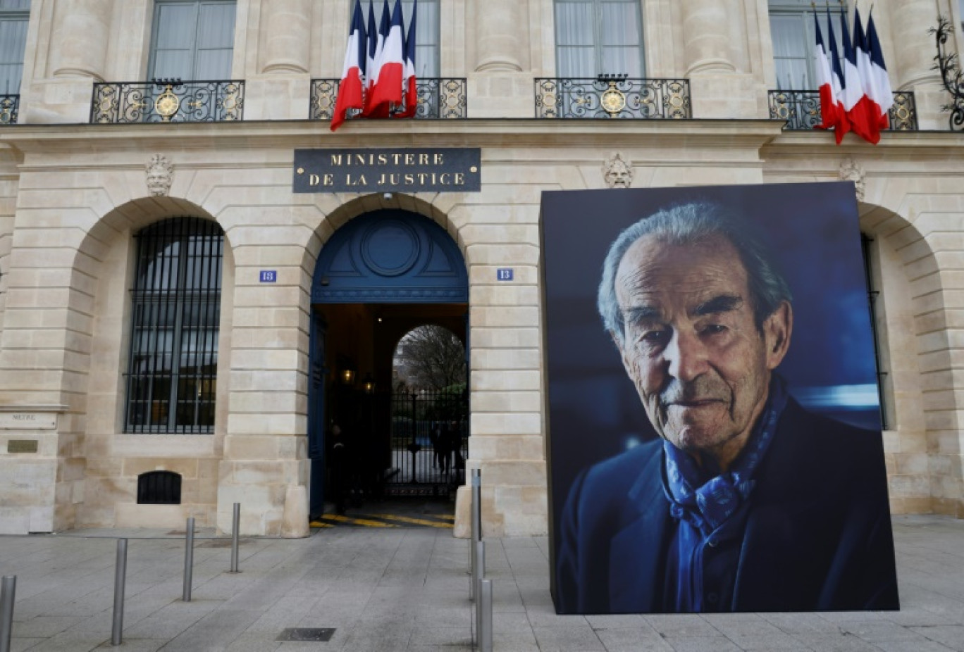 Emmanuel Macron se recueille devant le cercueil de Robert Badinter, lors de l'hommage à l'ancien ministre de la Justice, le 14 février 2024 à Paris © Ludovic MARIN