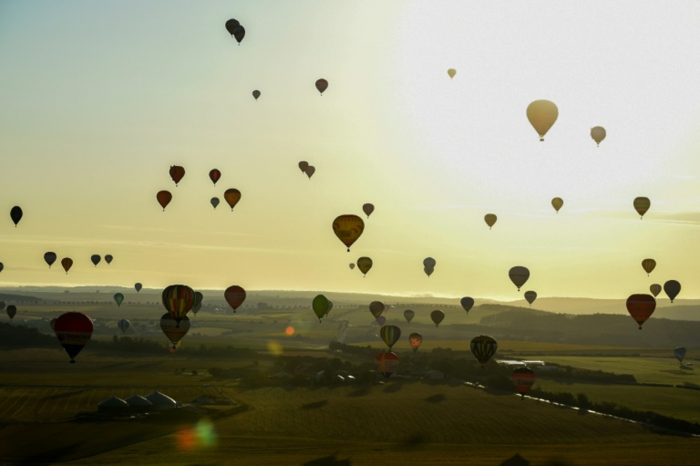 Des montgolfières décollent dans le cadre du Mondial Air Ballon, le 25 juillet 2021 à Hageville, en Meurthe-et-Moselle © JEAN-CHRISTOPHE VERHAEGEN