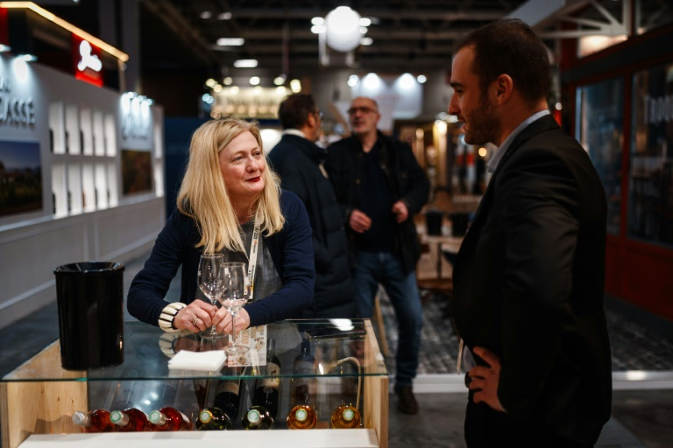 L'acheteuse de vin britannique Liz Donnelly, écoute le directeur commercial de la Cave de Gan-Jurançon vanter les vertus de son vin lors du salon Wine Paris et Vinexpo Paris la Porte de Versailles, le 13 février 2024 à Paris © Dimitar DILKOFF