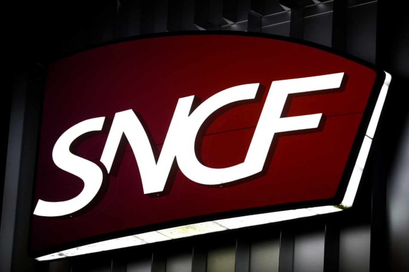 Le logo de la SNCF à la gare Montparnasse à Paris le 25 juillet 2021 © Sameer Al-DOUMY