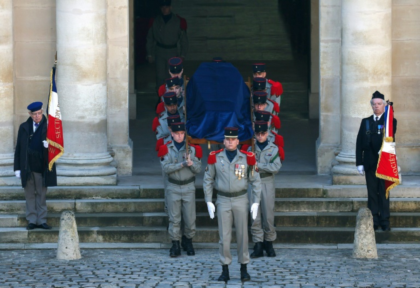 Le cercueil de l'ethnologue Jean Malaurie, mort à 101 ans, est emmené dans la Cour d'honneur des Invalides à Paris, le 13 février 2024 © Ian LANGSDON