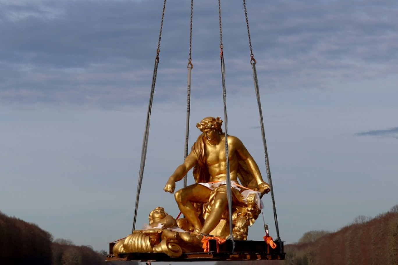 Des employés replacent la statue-fontaine d'Apollon dans son bassin à Versailles, dans les Yvelines, le 15 février 2024 © Emmanuel Dunand