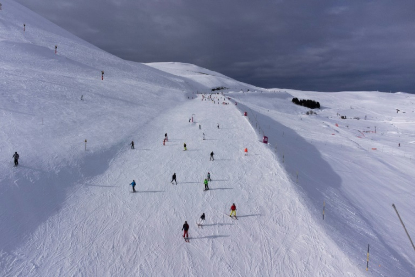 Des skieurs sur les pistes de l'Alpe d'Huez, le 14 février 2024 en Isère © Hassan AYADI