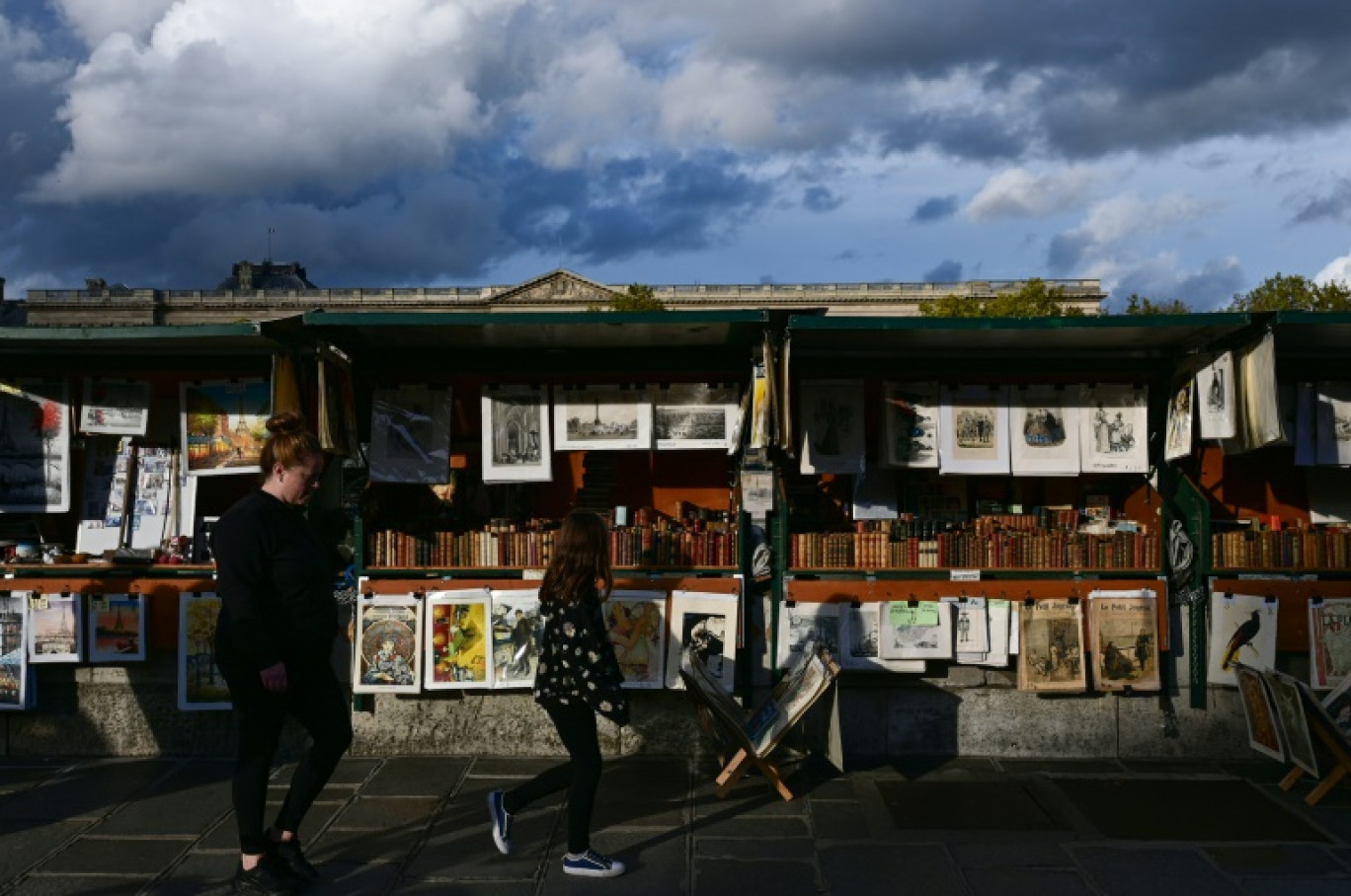 Après des mois de polémiques, Emmanuel Macron a finalement décidé de renoncer au déplacement des bouquinistes des quais de Seine à cause de la cérémonie d'ouverture des Jeux olympiques © MIGUEL MEDINA