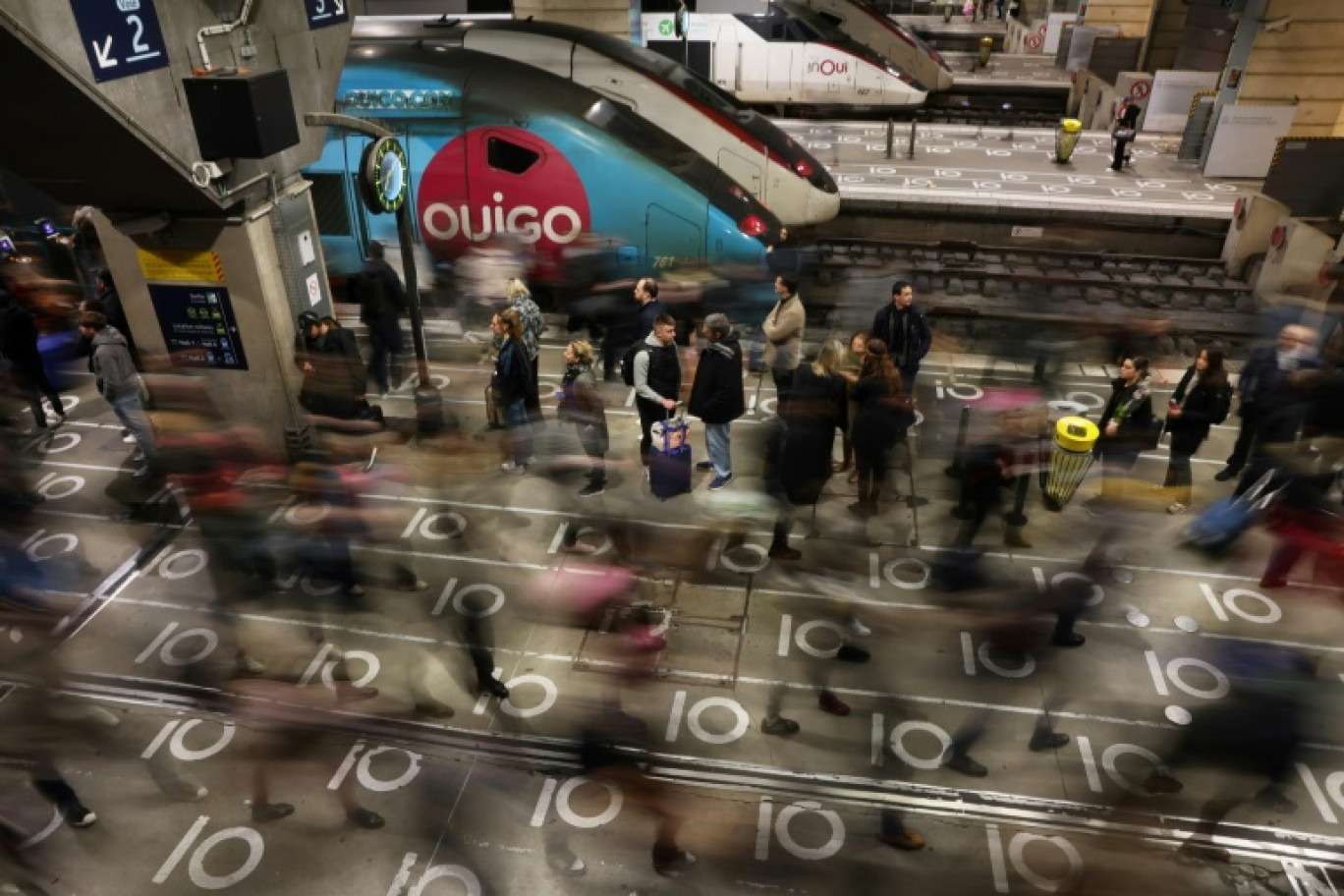 Des voyageurs sur un quai de la gare de Lyon, à Paris, le 16 février 2024 © Ian LANGSDON