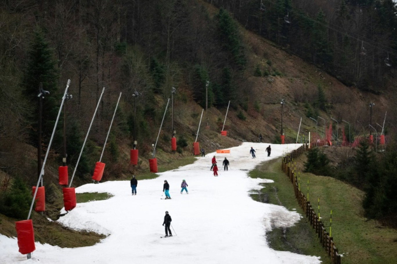 Des vacanciers skient sur une bande de neige à la station de La Bresse, le 30 décembre 2023, dans les Vosges © SEBASTIEN BOZON