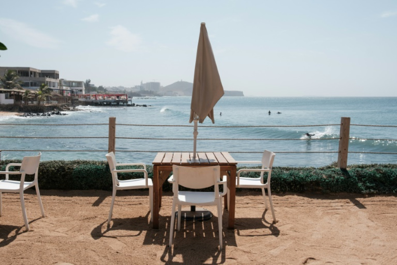 Une table vide dans un restaurant de la capitale du Sénégal, pays plongé dans une crise politique en raison du report de la présidentielle, à Dakar le 14 février 2024 © GUY PETERSON