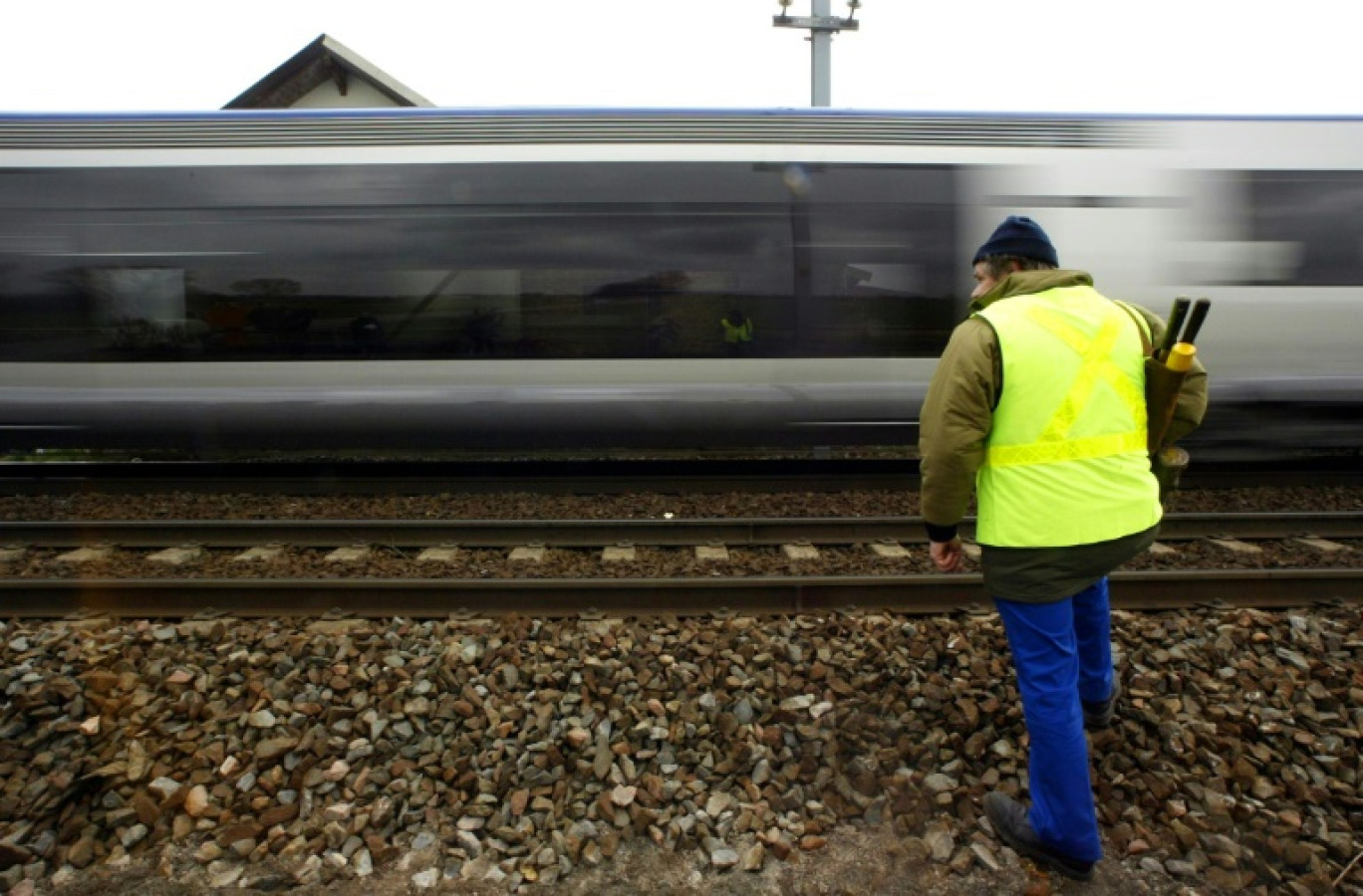 Un employé de la SNCF inspecte la voie ferrée de la ligne Paris-Strasbourg-Munich, le 25 mars 2004 à Vendenheim, au lendemain de la découverte d'une bombe sur la ligne Paris-Bâle © OLIVIER MORIN