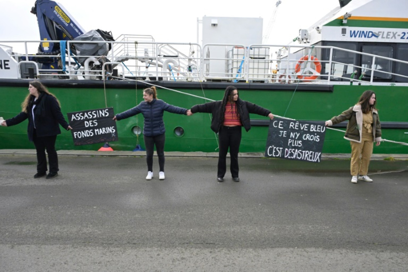 Manifestation à Saint-Malo (Ille-et-Vilaine) contre le Annelies llena, un des plus grands chalutiers pélagiques au monde, le 15 février 2024 © Damien MEYER