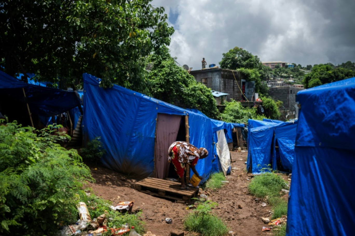 Un campement où vivent des migrants au stade Cavani de Mamoudzou, sur l'île de Mayotte, le 15 février 2024 © JULIEN DE ROSA