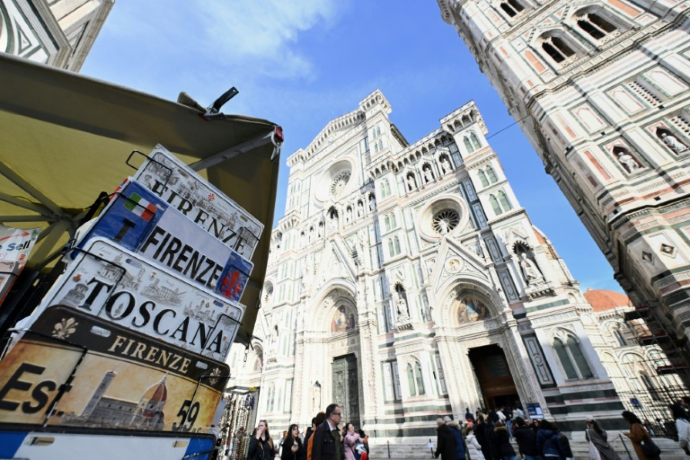 Une boutique de souvenirs Piazza del Duomo, le 15 février 2024 à Florence © Alberto PIZZOLI