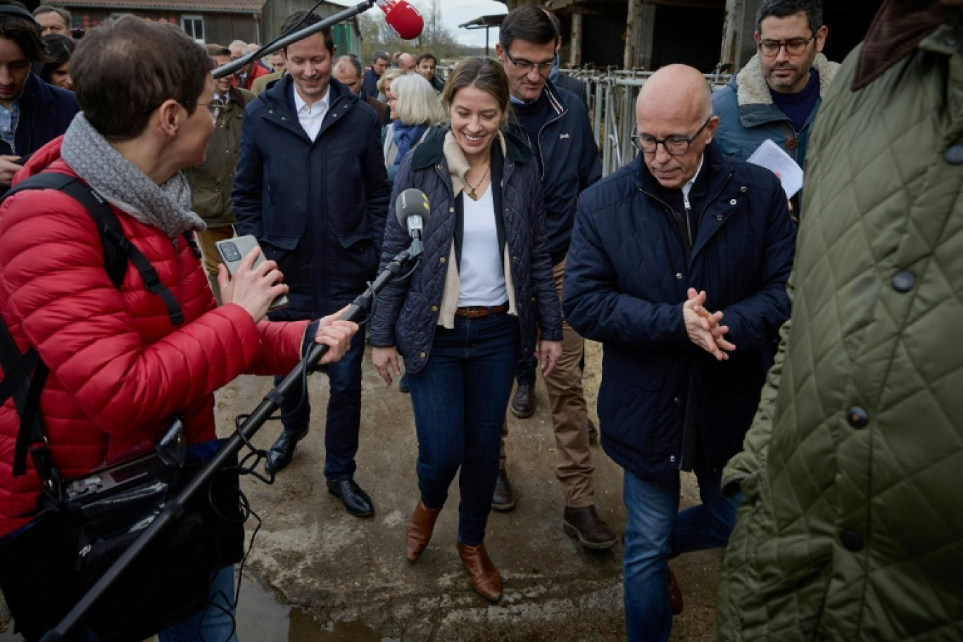 Céline Imart (c), numéro deux de la liste LR aux européennes, Eric Ciotti (2e d), président des Républicains, et François-Xavier Bellamy (2e g), tête de liste des Républicains aux Européennes, lors de la visite d'une ferme à Echouboulains, le 19 février 2024 en Seine-et-Marne © Kiran Ridley