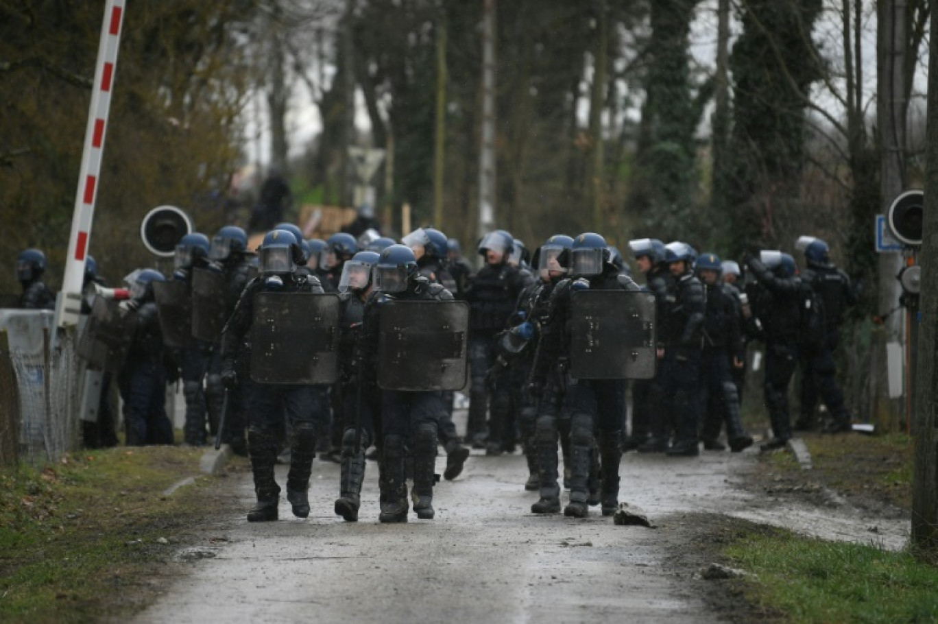 Des gendarmes font mouvement vers une "Zone à défendre" (ZAD) établie par des opposants au projet d'autoroute Toulouse-Castres, le 17 février 2024 à Saïx, dans le Tarn © Valentine CHAPUIS