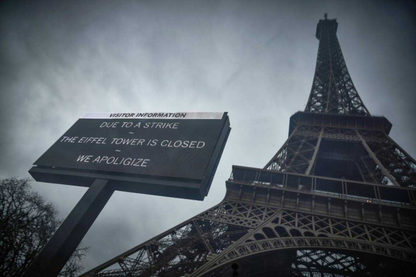 Un panneau annonçant une grève à la Tour Eiffel, le 19 février 2024 © Kiran RIDLEY